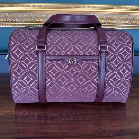 NWT MICHAEL KORS Signature Travel Metallic Medium Duffle Bag in Burgundy - Picture 3 of 6